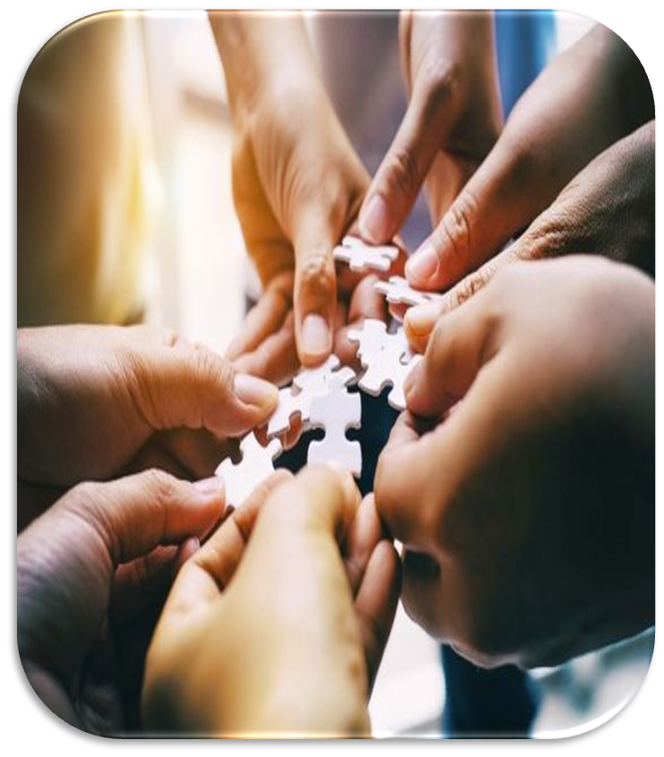 Manos unidas armando un rompecabezas, simbolizando trabajo en equipo, colaboración e integración